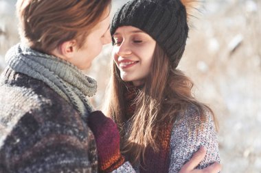 mutlu genç çift winter Park açık havada fun.family sahip. aşk