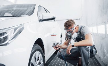 Servis merkezinde araba boyama prosedürü