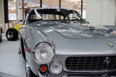 Sinsheim, Almanya - 16 Ekim 2018: Technik Müzesi. Sergide, arka planda bulanık diğer otomobillerle birlikte gümüş renkli araba sergileniyor..