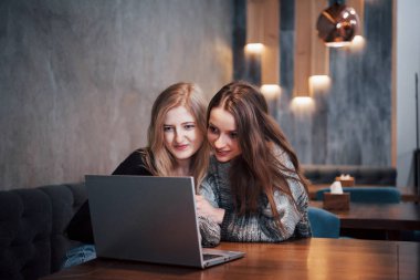 Teke tek görüşme. Kafede masada oturan iki genç iş kadını. Kız iş arkadaşına bilgisayardan bilgi veriyor. Arkadaşlarla buluşuyor, yemek yiyor, takım çalışması, iş toplantısı. Serbest çalışanlar.