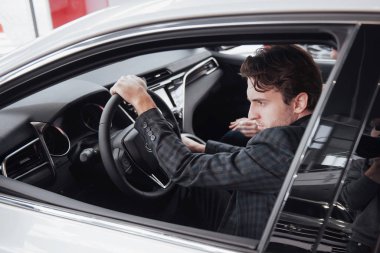 Test sürüşüne hazırız. Yakışıklı bir iş adamının portresi..