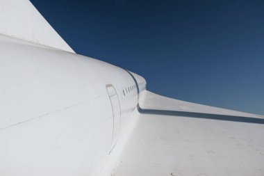 Sinsheim, Almanya - 16 Ekim 2018: Technik Müzesi. Pencereler ve kapı. Açık havada beyaz uçağın sağ kanadı..