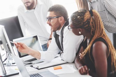 Hasta yöneticisi yeni gelenlere tüm detayları açıklıyor..