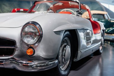 Odaklanmış kameranın önündeki eski arabanın farları. Kapalı siyah fayans.