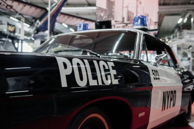 Sinsheim, Almanya - 16 Ekim 2018: Technik Müzesi. Devlet servis aracı. Siyah beyaz polis arabası..