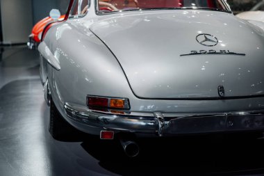 Stuttgart, Almanya - 16 Ekim 2018: Mercedes Müzesi. Yepyeni görünüyor. Beyaz tarihi pahalı retro araba kürsüde duruyor..