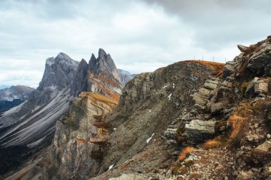 Gündüz vakti Seceda Dolomite dağlarının göze çarpan tepeleri.