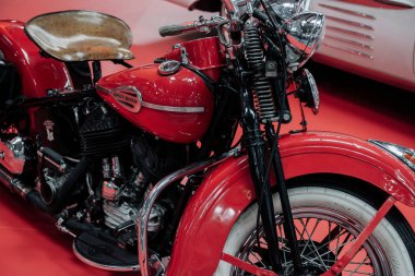 Sinsheim, Almanya - 16 Ekim 2018: Technik Müzesi. Lüks mükemmel cilalanmış motosikletin parçacık görünümü.