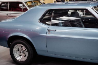 Sinsheim, Almanya - 16 Ekim 2018: Technik Müzesi. Güzel mavi cilalı nadir bir araba. Yan görünüm.