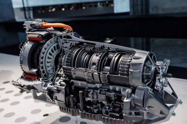 Otomatik iletim şanzımanının yan görünüm kesiti.