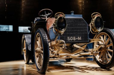 Stuttgart, Almanya - 16 Ekim 2018: Mercedes Müzesi. Lambalar için boş alanlar. Sergide eski bir tarihi araç var..