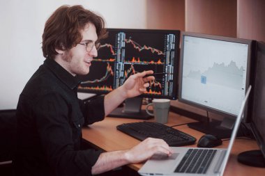 Ofiste stresli bir gün. Yaratıcı ofisteki masada otururken genç işadamının el ele tutuşması. Borsa Ticaret Forumu Finans Grafiksel Kavramı.