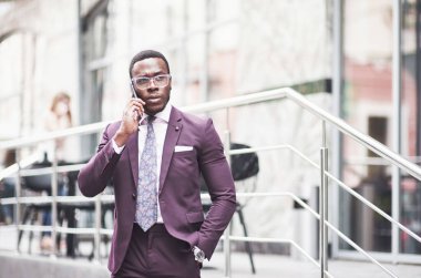 Ciddi bir fikir düşünen genç ve güzel bir Afrikalı Amerikalı. İş kararlarına güvenen