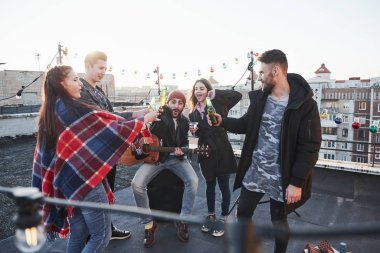 İçelim ve eğlenelim. Beş genç arkadaş çatıda bira ve gitarla parti veriyor..