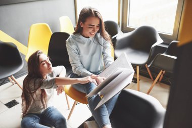 İki güzel ikiz kız sabahları kütüphanede kitap okuyarak zaman geçirirler. Kardeşler bir kafede dinleniyor ve birlikte eğleniyorlar..