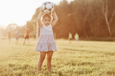 Dikkat, işte yan tekme geliyor, sevimli küçük çocuk futbolu seviyor ve onunla bağlantılı olan her şey.