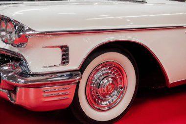 Sinsheim, Almanya - 16 Ekim 2018: Technik Müzesi. Yandan yakalandı. Beyaz renkli cilalı araba..