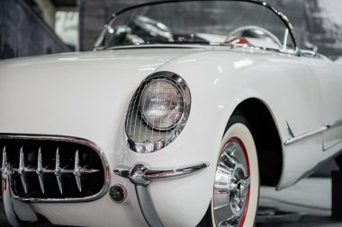 Sinsheim, Almanya - 16 Ekim 2018: Technik Müzesi. Cabriolet tasarımı. İyi durumda. Beyaz retro otomobil. Ön farlar ve tekerlekler.