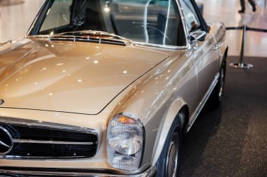 Stuttgart, Almanya - 16 Ekim 2018: Mercedes Müzesi. Otomobil fuarı. Siyah kata park etmiş kahverengi lüks bir sedan..