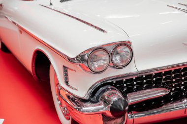 Sinsheim, Almanya - 16 Ekim 2018: Technik Müzesi. Kırmızı yüzeyde duran beyaz eski arabanın ön tarafı..