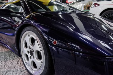 Sinsheim, Almanya - 16 Ekim 2018: Technik Müzesi. Modern mavi mükemmel cilalanmış araba sergide park halinde..