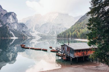Şu anda hiç kimse yok. Dağlarla güzel bir manzara. Ahşap bina ve armudu olan turistik bir yer..