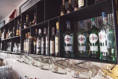 Ternopil, Ukrayna - 17 Şubat 2018: martini şişeleri. Martini, İtalyan markası Martini & Rossi Distilleria 'dan sonra adlandırılan bir vermut markasıdır..