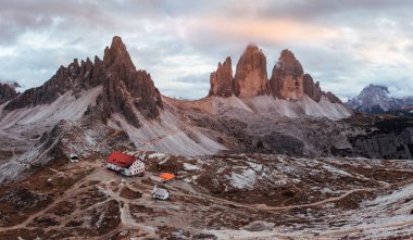 Bulutlar ve sis. Gündüz vakti görkemli Seceda dolomite dağlarının olağanüstü manzarası. Panoramik fotoğraf.
