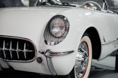 Sinsheim, Almanya - 16 Ekim 2018: Technik Müzesi. İyi durumda. Beyaz retro otomobil. Ön farlar ve tekerlekler.