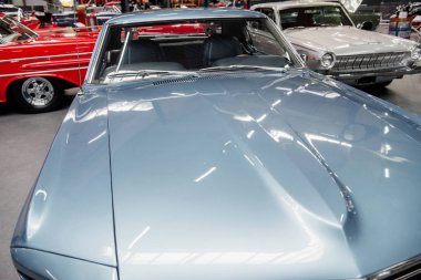 Sinsheim, Almanya - 16 Ekim 2018: Technik Müzesi. Birçok eski araba kapalı alanda sergileniyor..