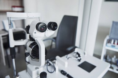 Doktor ofisinde optik ekipman var. Kamera lenslere odaklandı.