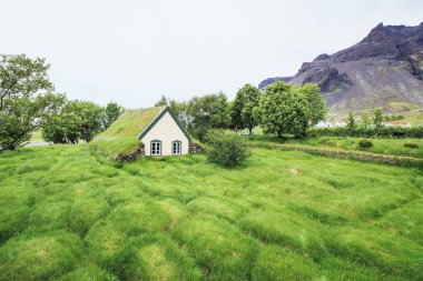 Yol dağlarda. Bir kanalı Jokulsarlon lagün ve Atlantik Okyanusu Güney İzlanda'bağlama üzerinde köprü.