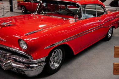 Sinsheim, Almanya - 16 Ekim 2018: Technik Müzesi. Araç sergisinde duran retro koleksiyonundan şık kırmızı bir araba..