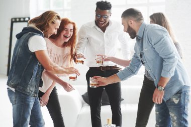 Takım başarısının kutlaması. Takım arkadaşları başarılı bir anlaşma sayesinde viski içip gülüyorlar..