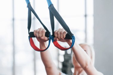 İtme yapıyor kadınlar trx fitness askıları kavramı egzersiz sağlıklı yaşam spor salonunda silahlarla eğitim ups.