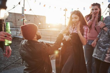 Çatıda arkadaşlarla aşk ilanı..