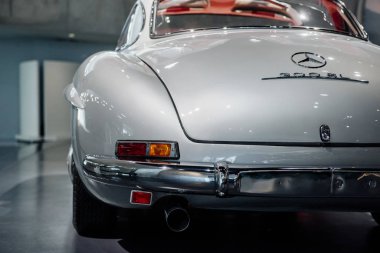 Stuttgart, Almanya - 16 Ekim 2018: Mercedes Müzesi. Mükemmel parlıyor. Beyaz tarihi pahalı retro araba kürsüde duruyor..