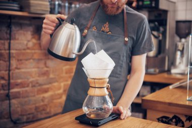 Barista Kahve Hazırlama Düzenli Çalışma Konsepti. Kahve dükkanındaki müşteriye kahve hazırlayan yakışıklı barista.