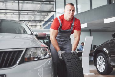 Siyah lastik atölyesinde iterek closeup mekanik eller.