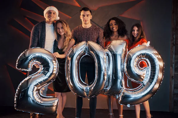 Yeni 2019 Yaklaşıyor Noel Baba Nın Şapkasıyla Bir Grup Mutlu — Stok fotoğraf