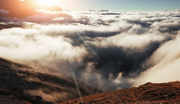 Paski Słoneczne Marzycielskie Wzgórza Dzień Wypełniają Się Twardą Mgłą Spod — Zdjęcie stockowe
