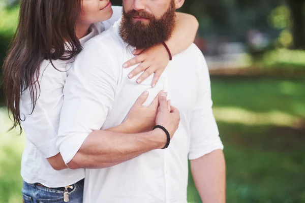 Pareja Romántica Enyojing Momentos Felicidad Parque Concepto Vida Amor Ternura —  Fotos de Stock