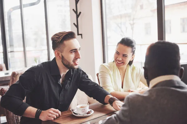 Başlangıç Çeşitliliği Takım Çalışması Beyin Fırtınası Buluşma Konsepti. İş Arkadaşları Dünya Ekonomi Raporu Belgesi Bilgisayarını Paylaşıyorlar. Planlama Başlıyor. Grup Genç Hippiler Kafe 'yi Tartışıyor.