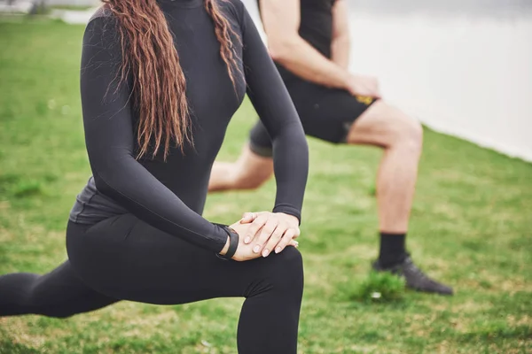 Fitnesspaar Dat Zich Buiten Het Park Bij Het Water Uitstrekt — Stockfoto