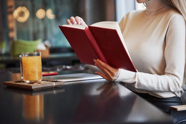 Chica Rubia Leer Libro Con Cubierta Roja Restaurante Con Mesa —  Fotos de Stock