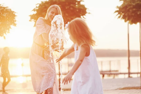 Sunshine Water Fits Perfectly Hot Sunny Day Mother Her Daughter — Stock Photo, Image