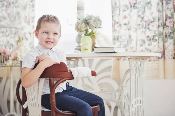 Kleiner Junge Blauer Hose Sitzt Auf Dem Holzstuhl Zimmer — Stockfoto