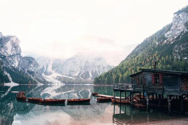 Many Boats Water Good Landscape Mountains Touristic Place Wooden Building — Stock Photo, Image