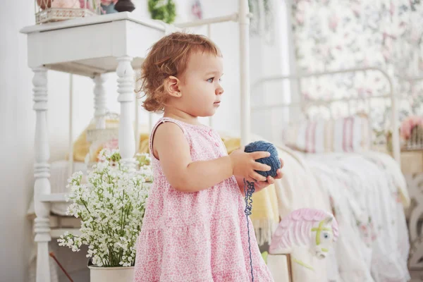 Concepto Infancia Bebé Niña Vestido Lindo Jugar Con Hilo Colores —  Fotos de Stock