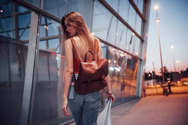 Uma Menina Bonita Nova Com Uma Mochila Atrás Seus Ombros — Fotografia de Stock